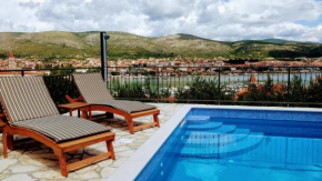 Гостиница Apartmani Balan s vanjskim bazenom  Трогир
